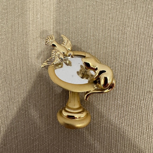 Vintage Danecraft Cat Bird Brooch Kitten Birdbath Gold Tone Figural Pin Signed - Picture 1 of 13